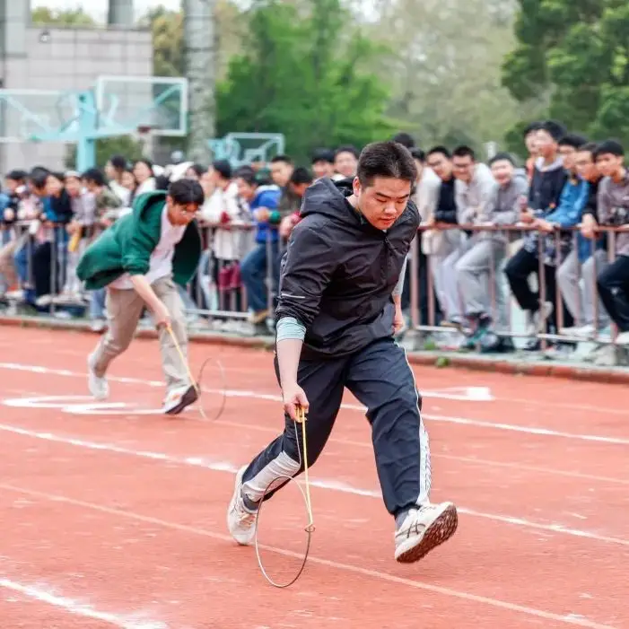 玩游戏必备！身法技巧大揭秘，侧闪vs滑铲跳，谁更致命？